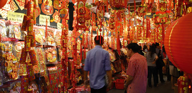 Busy Chinatown in the run-up to Chinese New Year. Night street markets form at Chinatown selling Chinese New Year goodies and attract locals who come to stock up for the festivities. Singapore 18 Jan 2013