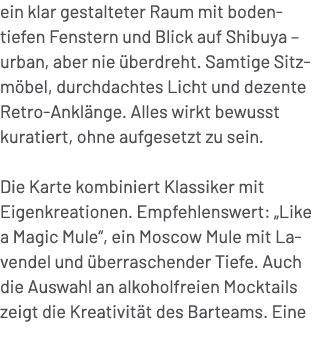 ein klar gestalteter Raum mit bodentiefen Fenstern und Blick auf Shibuya – urban, aber nie berdreht. Samtige Sitzm b...