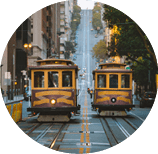 Zwei Cable Cars auf steiler Stra e zwischen hohen Geb uden