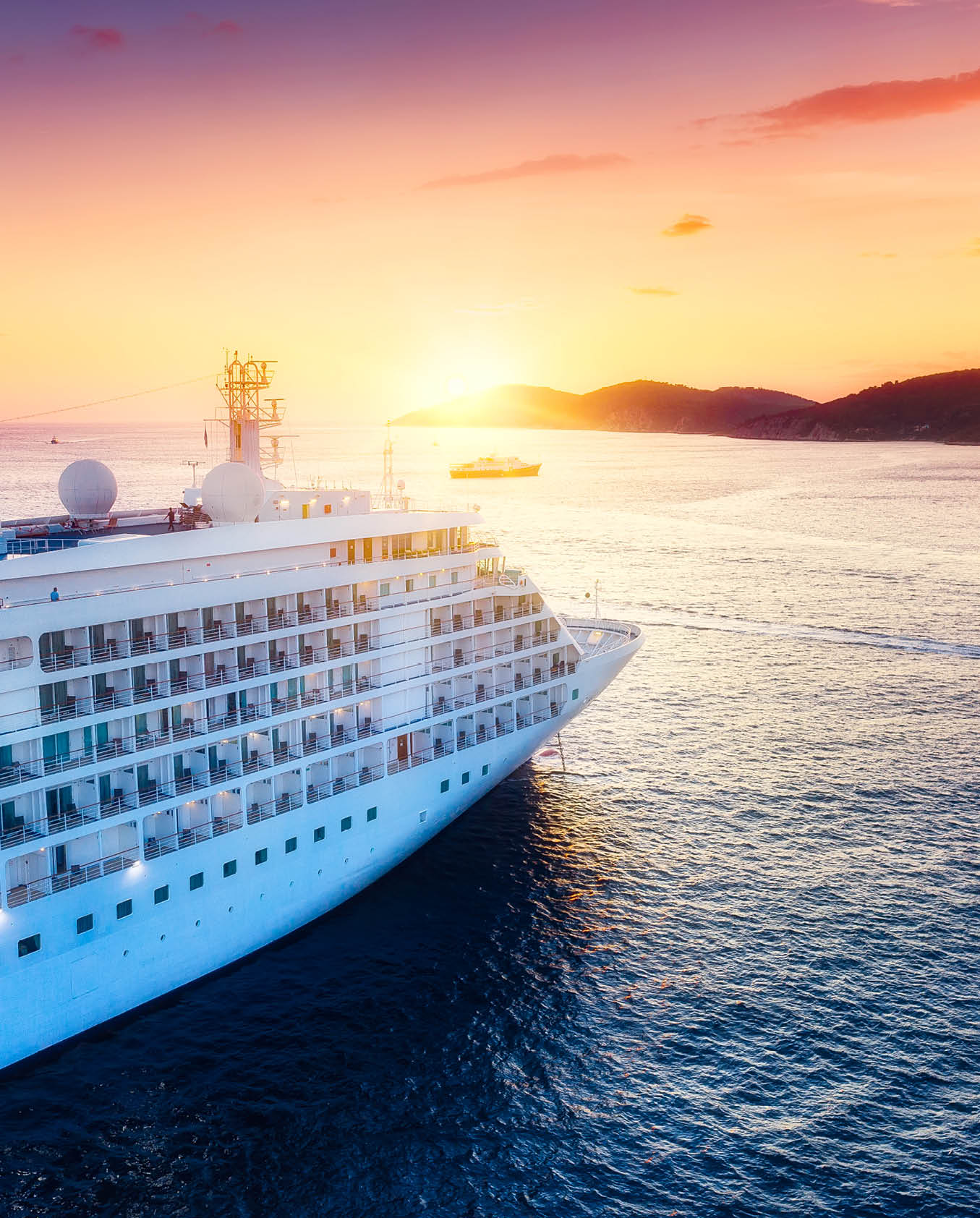 Kreuzfahrtschiff auf Meer bei Sonnenuntergang nahe K ste