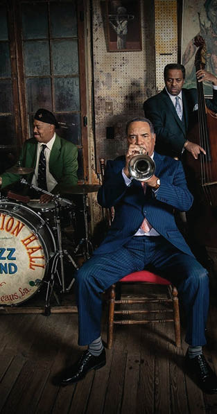 Jazzband mit Blasinstrumenten und Klavier auf B hne