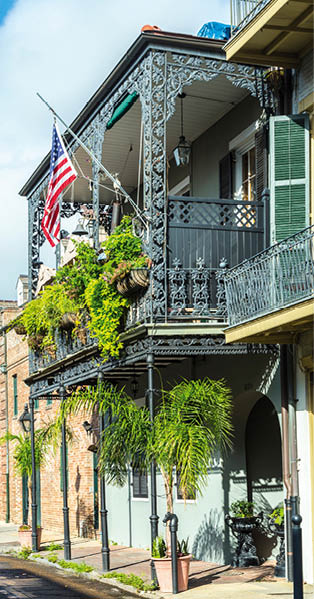 H user mit schmiedeeisernen Balkonen und US-Flagge an Stra e