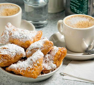 Teller mit Puderzuckergeb ck und zwei Tassen Kaffee