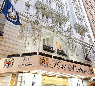 Fassade des Hotel Monteleone mit Schriftzug und Flaggen