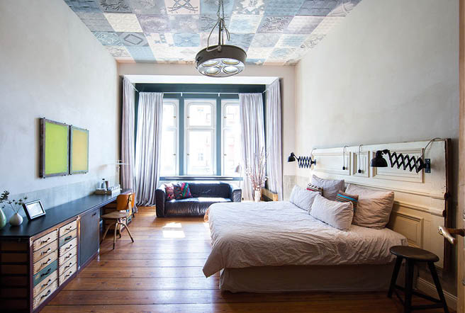 Schlafzimmer mit Bett, Kommode und Sitzbank am Fenster