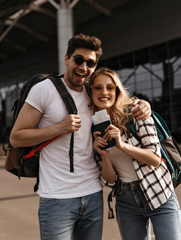 Paar mit Rucks cken zeigt Reisep sse am Flughafen