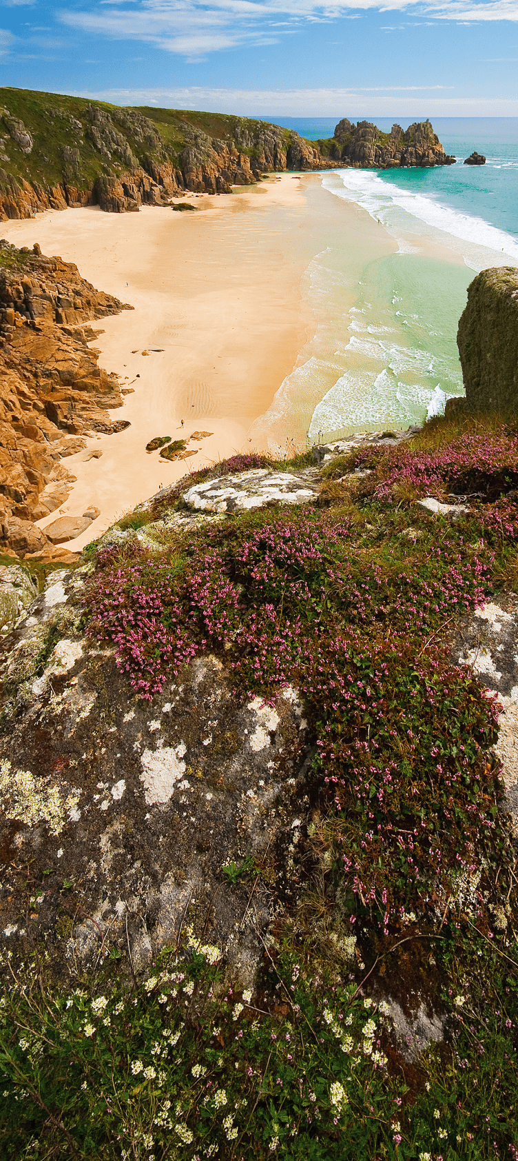Sandstrand zwischen Felsen mit t rkisfarbenem Meer und Klippen