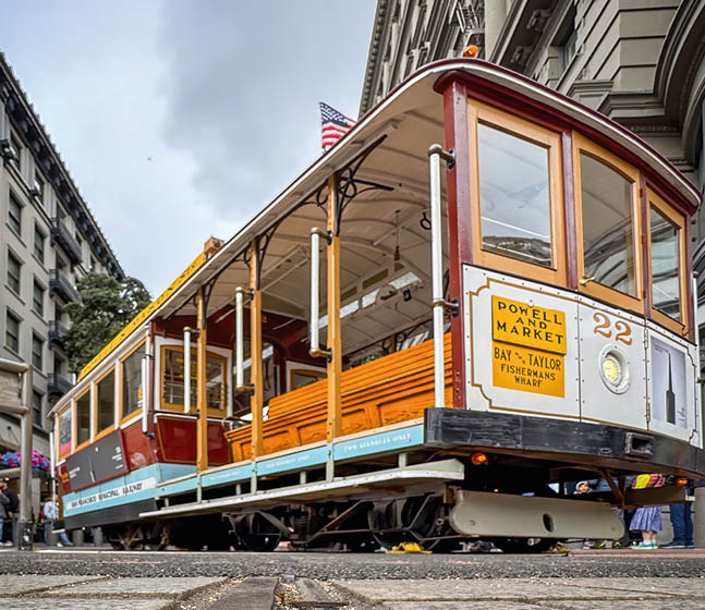 Historische Stra enbahn auf Schienen zwischen Geb uden in Stadtstra e
