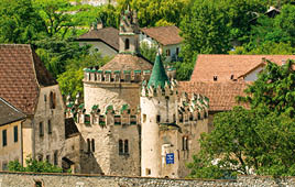Romanische Michaelskapelle (“Engelsburg") am Eingang des Augustiner Chorherrenstifts Neustift in der Gemeinde Vahrn bei Brixen in S dtirol in Norditalien.