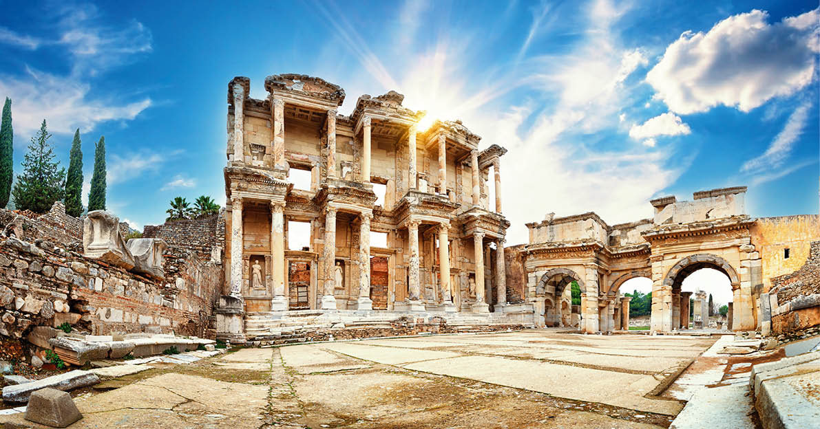 An ancient ruined building with a sun shining on it. Beschreibung von KI generiert
