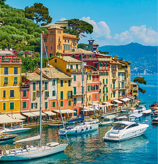 Bunte H userfronten am Hafen von Portofino mit vielen Booten und Yachten im Wasser.
