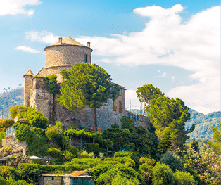 Schloss Brown, umgeben von gr nen Olivenb umen und Pflanzen, mitten im Sommer. Castello Brown ist ein historisches Hausmuseum, das hoch ber dem Hafen von Portofino, Italien, liegt.