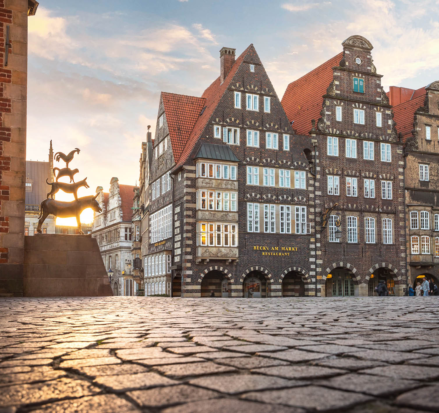 WFB-MEDIA Freigabeoptionen WFB Ausschlie lich die WFB darf das Bildmaterial f r ihre s mtlichen offline und online Medien (Social-Media- Kan le der WFB und eigene Werbekampagnen) nutzen/weitergeben. Es darf des Weiteren genutzt werden zur eigenen Pressearbeit und zur Berichterstattung  ber die WFB. (Die Bilder erscheinen immer im Zusammenhang mit dem WFB/bremen-Branding.)  WFB & Dritte Die WFB darf die Bilder zus tzlich ihren Partner:innen sowie weiteren Dritten zur Verf gung stellen. Diese d rfen die Bilder f r die Ver ffentlichung in ihren offline und online Medien f r redaktionelle Beitr ge  ber das Land Bremen, sowie f r Werbung im touristischen oder sonstigen Zusammenhang nutzen. Diese Art der Weitergabe erfolgt ausschlie lich auf individuelle Anfrage an die WFB. Die Weitergabe erfolgt seitens der WFB mit der Vorgabe, dass der/die Urheber:in genannt wird. Die WFB haftet jedoch nicht daf r, falls sich der/die Nutzer:in hieran nicht h lt. Altstadt, Bremen, Innenstadt, Stadtmusikanten, historisches Bremen