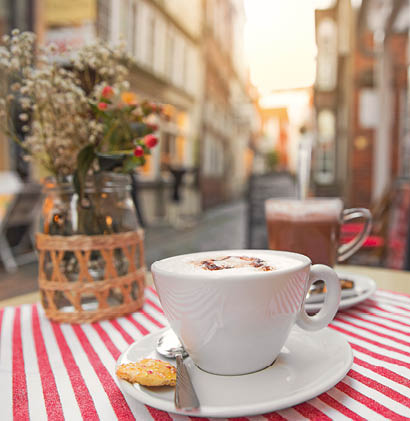 WFB-MEDIA Freigabeoptionen WFB Ausschlie lich die WFB darf das Bildmaterial f r ihre s mtlichen offline und online Medien (Social-Media- Kan le der WFB und eigene Werbekampagnen) nutzen/weitergeben. Es darf des Weiteren genutzt werden zur eigenen Pressearbeit und zur Berichterstattung  ber die WFB. (Die Bilder erscheinen immer im Zusammenhang mit dem WFB/bremen-Branding.)  WFB & Dritte Die WFB darf die Bilder zus tzlich ihren Partner:innen sowie weiteren Dritten zur Verf gung stellen. Diese d rfen die Bilder f r die Ver ffentlichung in ihren offline und online Medien f r redaktionelle Beitr ge  ber das Land Bremen, sowie f r Werbung im touristischen oder sonstigen Zusammenhang nutzen. Diese Art der Weitergabe erfolgt ausschlie lich auf individuelle Anfrage an die WFB. Die Weitergabe erfolgt seitens der WFB mit der Vorgabe, dass der/die Urheber:in genannt wird. Die WFB haftet jedoch nicht daf r, falls sich der/die Nutzer:in hieran nicht h lt.