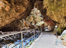 Natural arch of massive passage in Jenolan cave of Blue Mountains, Australia.