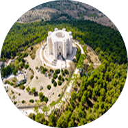 Castel del Monte aus der Luft: Achteckige mittelalterliche Burganlage in S ditalien, umgeben von W ldern und Wanderwegen.