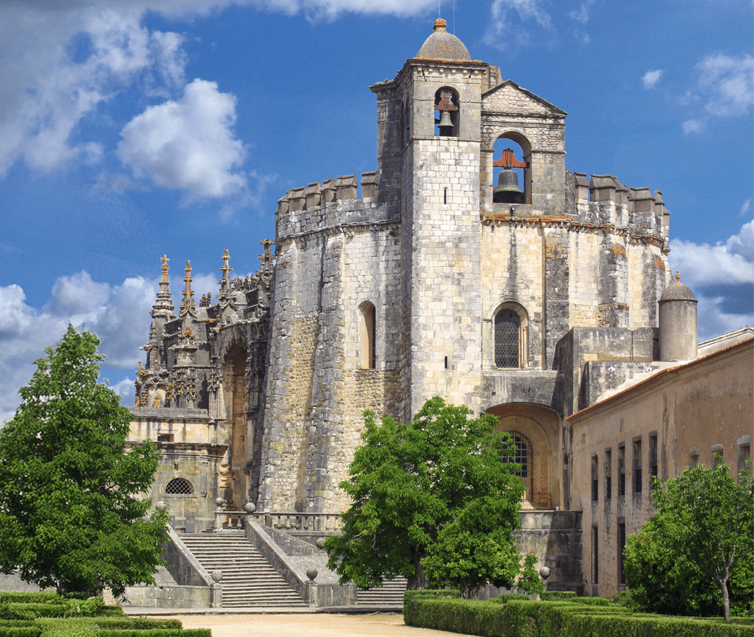Kloster in Tomar, Portugal: Historisches Kloster mit Treppe und T rmen vor geformten Hecken und B umen.