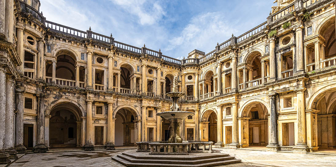 Hauptkreuzgang des Klosters des Ordens Christi, Convento de Cristo in Tomar in Portugal.