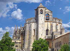 Kloster in Tomar, Portugal: Historisches Kloster mit Treppe und T rmen vor geformten Hecken und B umen.