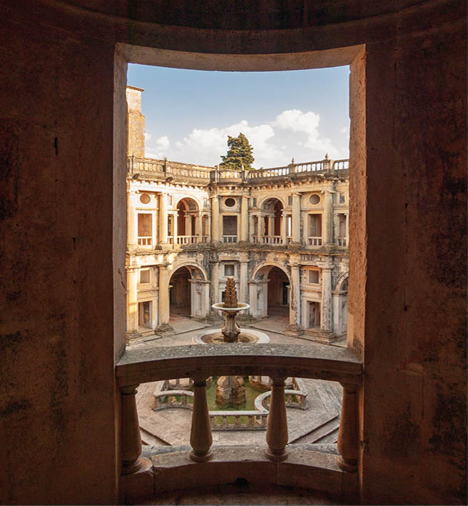 Santa Margarida da Coutada, Portugal: Blick durch Rundbogen auf einen Renaissancehof mit Brunnen und Arkadeng ngen.