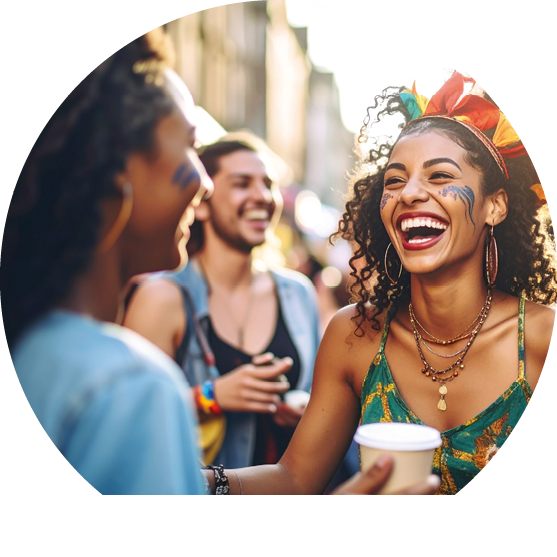 Gruppe junger Menschen lacht und unterh lt sich fr hlich bei Veranstaltung im Freien.