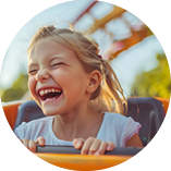 Kleine M dchen fahren Achterbahn im Vergn gungspark und lachen