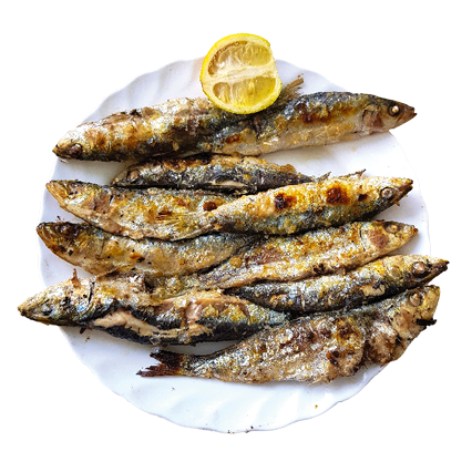Teller mit acht gegrillten Sardinen und halber Zitronenscheibe.