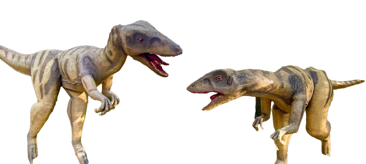 Zwei lebensgro e Dinosaurierfiguren mit offenen M ulern und ausgestreckten Armen.