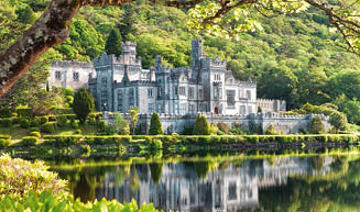 Irland, Kylemore Abbey in Connemara, County Galway