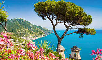 Scenic picture-postcard view of famous Amalfi Coast with Gulf of Salerno from Villa Rufolo gardens in Ravello, Campania, Italy. kuptag Italien, Golf von Sorrent, Amalfina /kuptag 
