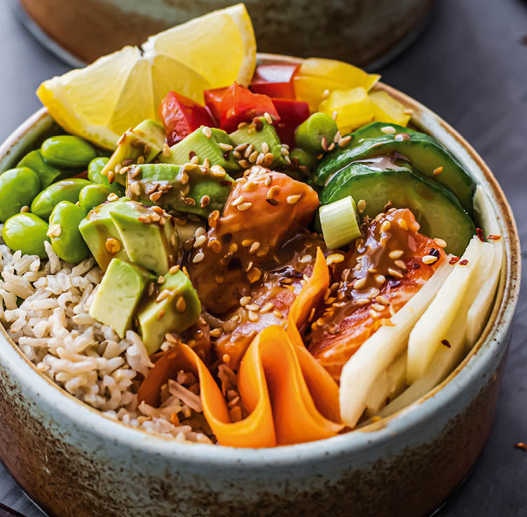 Bunte Pok Bowl mit Lachs, Avocado, Reis, Edamame und Gem se