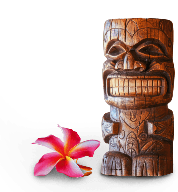 Holzfigur im Tiki-Stil neben einer rosa-wei en Bl te auf wei em Hintergrund