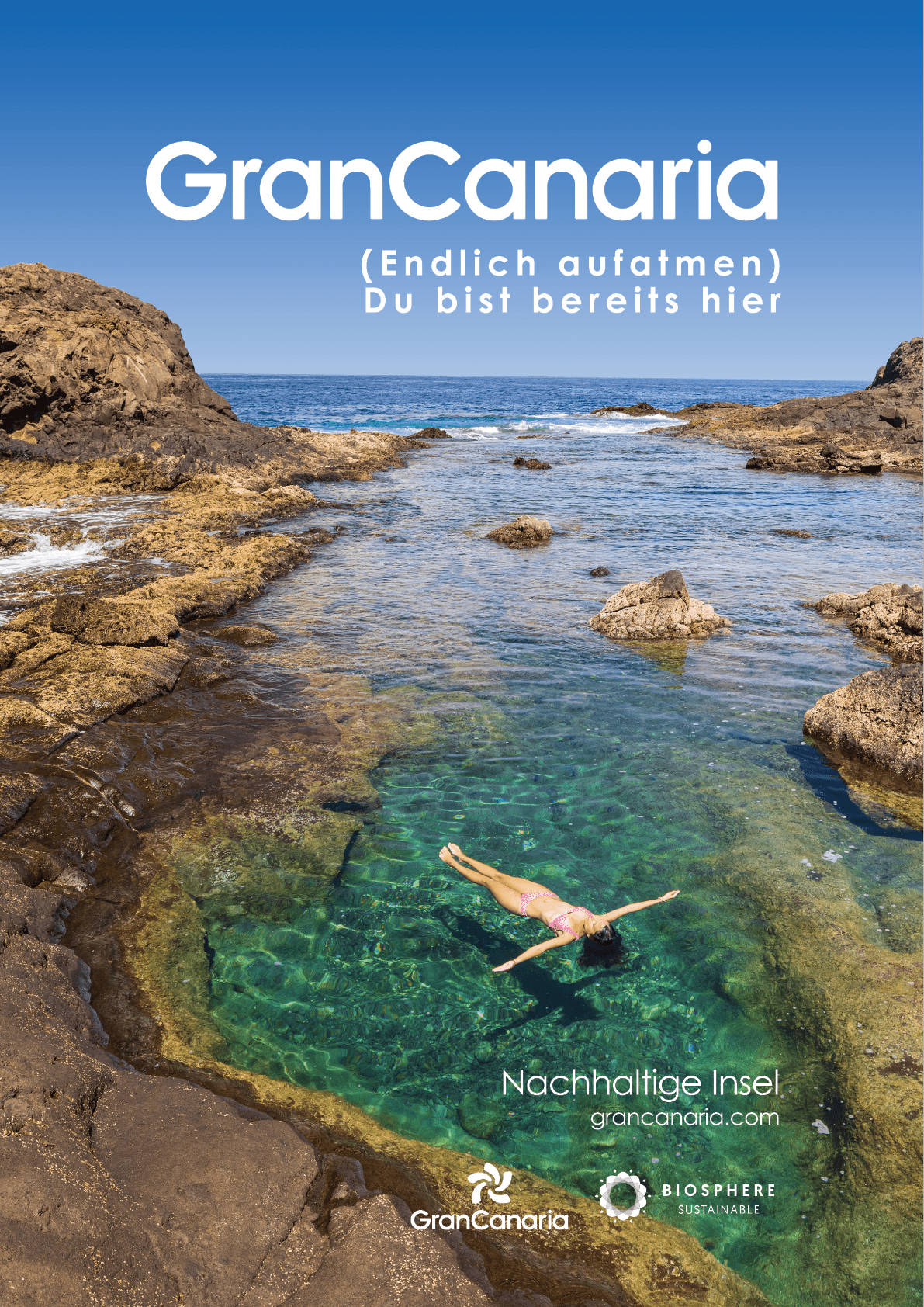 Frau treibt in t rkisgr nem Naturbecken zwischen Felsen an der K ste von Gran Canaria unter blauem Himmel.