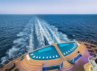 Aussichtsplattform mit zwei Pools und Liegest hlen am Heck eines Kreuzfahrtschiffs, Blick auf das offene Meer und die Heckwelle. 