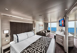 Moderne, ger umige Kreuzfahrtsuite mit gro em Bett, Sofa, Flachbildfernseher, Meerblick und Balkon. 