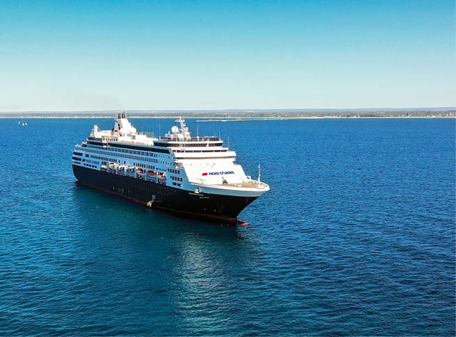 Dieses Bild zeigt das Kreuzfahrtschiff VASCO DA GAMA, wie es ruhig auf offenem Meer liegt. Die Szene vermittelt eine entspannte, maritime Atmosph re mit klarer Sicht auf den Horizont und einer nahezu wolkenlosen, strahlend blauen Himmelsdecke.
