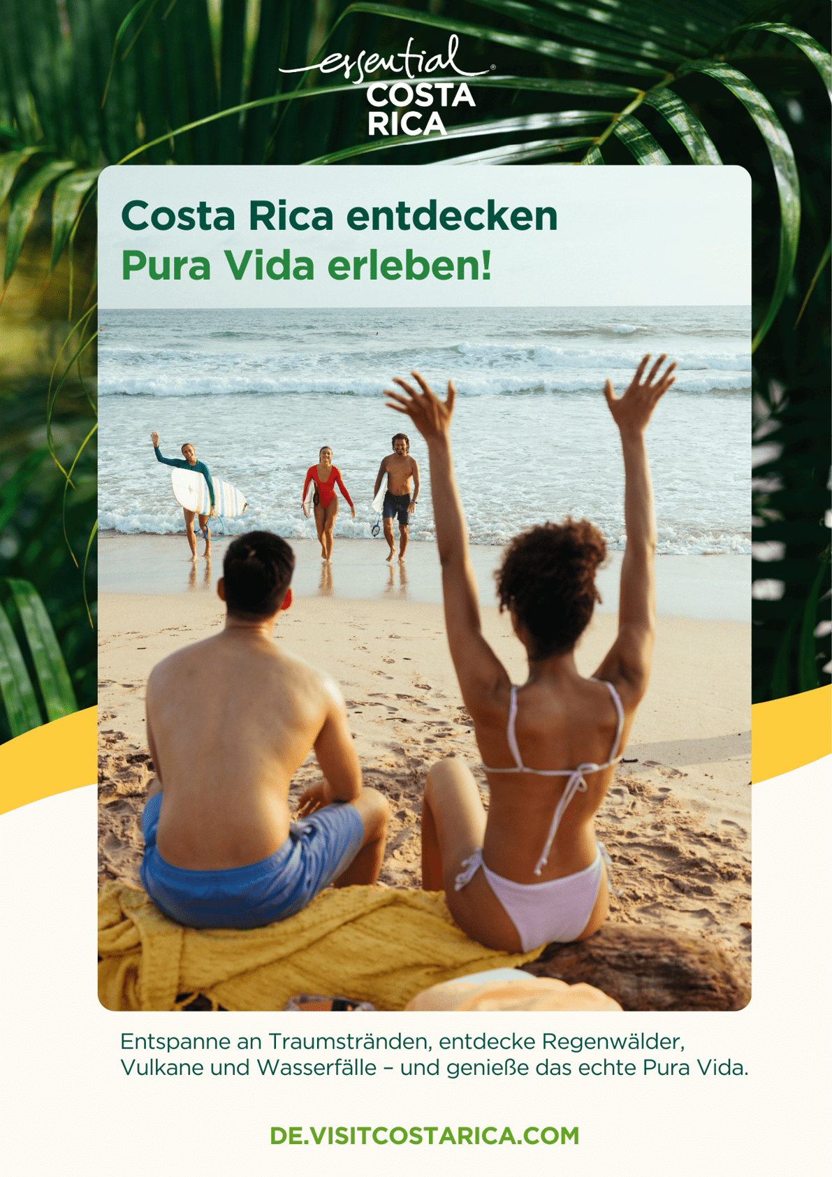 Das Bild ist eine Werbeanzeige f r Costa Rica mit dem Slogan: „Costa Rica entdecken – Pura Vida erleben!“. Im Vordergrund sitzen zwei Personen am Strand, w hrend im Hintergrund drei weitere fr hlich aus dem Meer kommen, eine davon mit einem Surfbrett. Umrahmt wird das Bild von tropischem Blattwerk, das Urlaubsstimmung vermittelt.