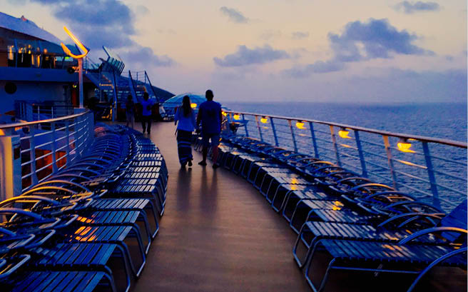 Deck eines Schiffes mit Liegest hlen und Personen bei Sonnenuntergang