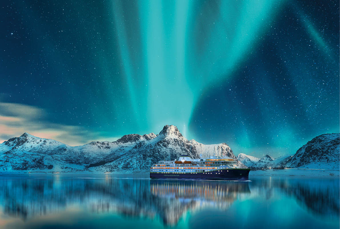 Kreuzfahrtschiff vor verschneiten Bergen unter Nordlichtern.
