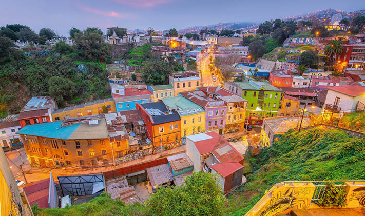 Panoramablick auf die farbenfrohen H user von Valpara so in Chile bei D mmerung, mit H geln, Stra enlaternen und urbanem Flair.