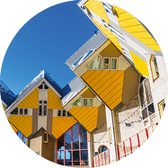 Reihe gelb-grauer, schr g stehender Kubush user unter klarem, blauem Himmel.