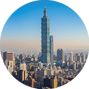 Stadtpanorama mit Hochh usern in Taipei, Taiwan, mit dem markanten Taipei 101 im Zentrum