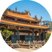 Aufwendig verzierter chinesischer Tempel mit Drachenfiguren, roten D chern und goldenen Ornamenten in urbaner Umgebung.