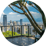 Aussichtspunkt mit Holzplattform und Blick auf die Skyline von Taipeh, zentral der Taipei 101.