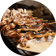 Gegrillte Tintenfische auf Spie en, Nahaufnahme auf einem Grill