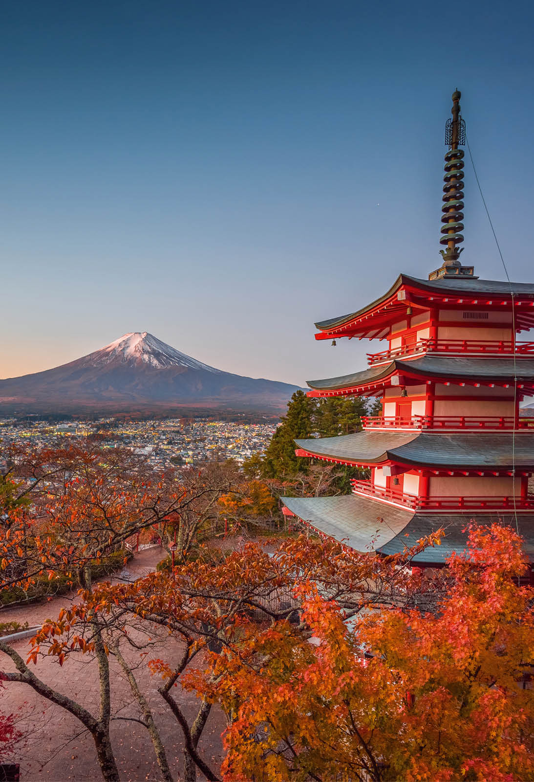 Pagode mit Blick auf den Fuji im Herbstlicht