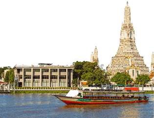 Langboot auf einem Fluss vor dem Wat Arun Tempel und anderen Geb uden in Bangkok