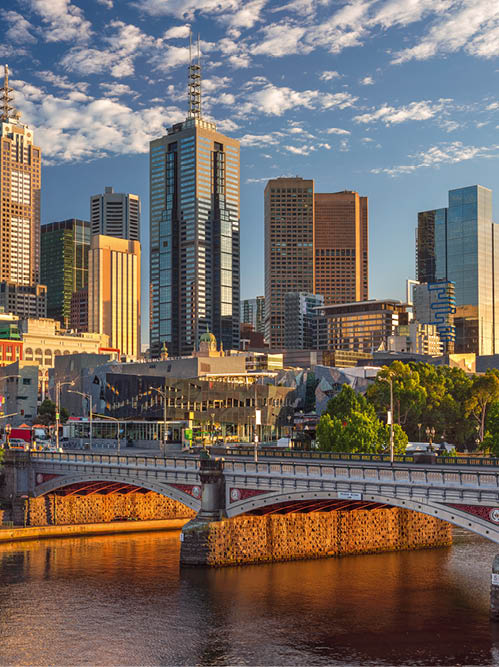 Br cke ber Fluss mit Blick auf moderne Hochh user und Kathedrale im Zentrum von Melbourne bei Sonnenlicht.