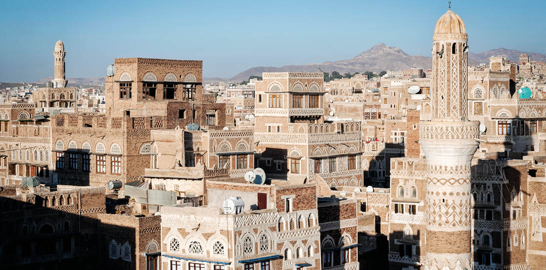 Traditionelle Altstadt mit verzierten Lehmziegelh usern unter blauem Himmel