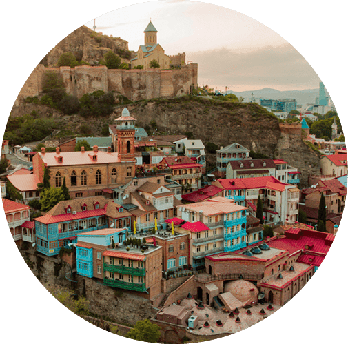 Bunte Altstadth user unterhalb der Festung Narikala in Tiflis, Georgien